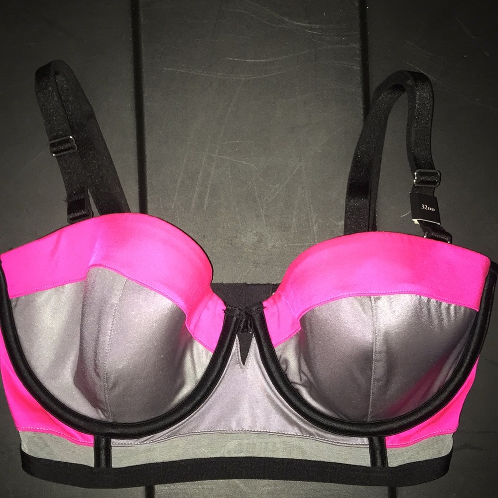 NWT VICTORIAS SECRET BRA 32DD $62.50